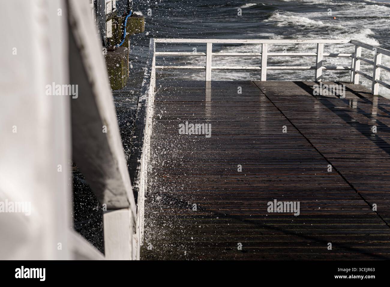 La mer Baltique heurte la jetée Banque D'Images