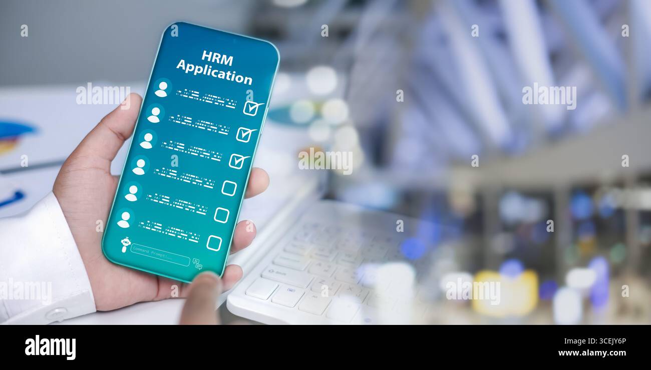 Main humaine tenant smartphone avec liste de contrôle de l'application HRM pour la gestion moderne des ressources humaines, la technologie du lieu de travail, la transformation numérique, HR sol mobile Banque D'Images