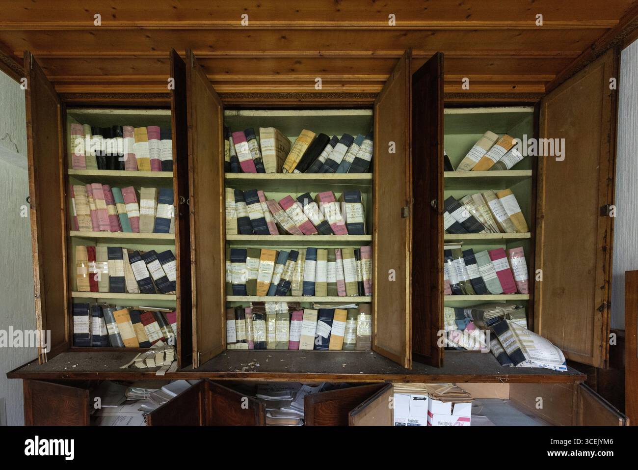 Cabinet avec des dossiers de bureau à l'intérieur d'une usine abandonnée près de Bratsigovo, Bulgarie Banque D'Images