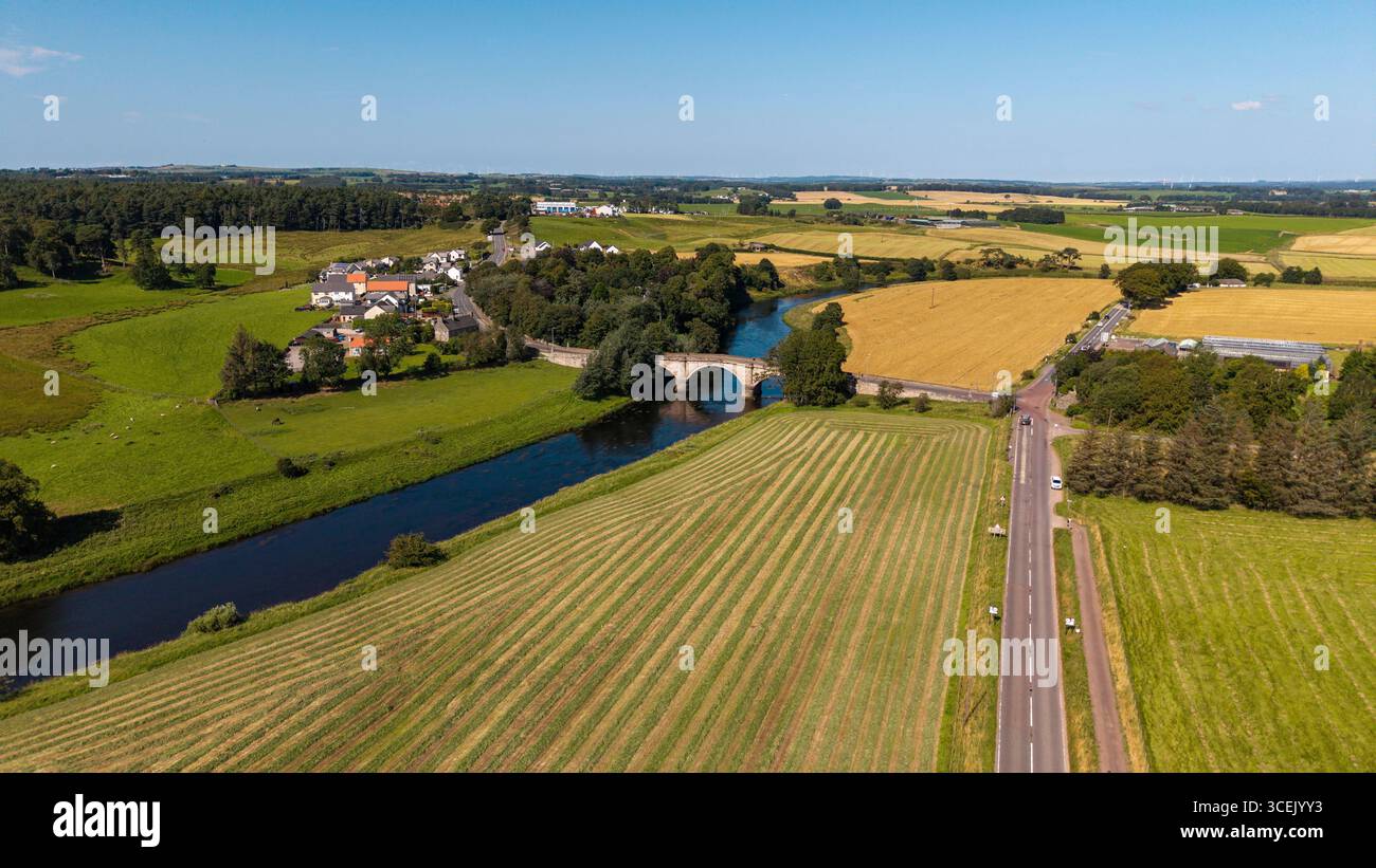 Vue aérienne de Hyndford Bridge où il traverse la rivière Clyde à Lanark, South Lanarkshire, Écosse Banque D'Images