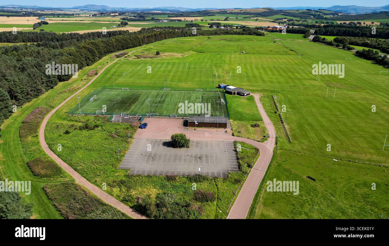 Vue aérienne de l'hippodrome de Lanark (qui a fermé en 1977) le site est maintenant utilisé pour les sports récréatifs, le football et le rugby, Hyndford Road, Lanark. Banque D'Images