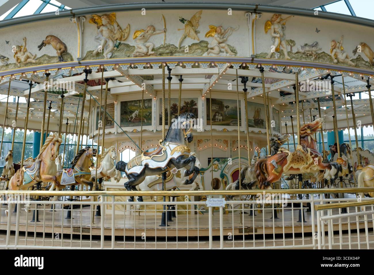 Promenade traditionnelle au champ de foire avec chevaux, manège. Banque D'Images