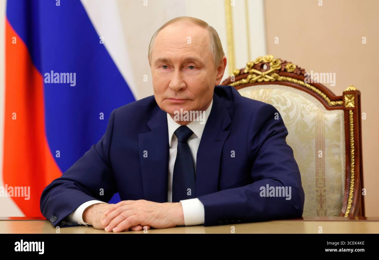 Moscou, Russie. 18 août 2025. Le président russe Vladimir Poutine prononce une allocution vidéo marquant le 180e anniversaire de la Société géographique russe depuis le Kremlin, le 18 août 2025 à Moscou, en Russie. Crédit : Vyacheslav Prokofyev/Kremlin Pool/Alamy Live News Banque D'Images