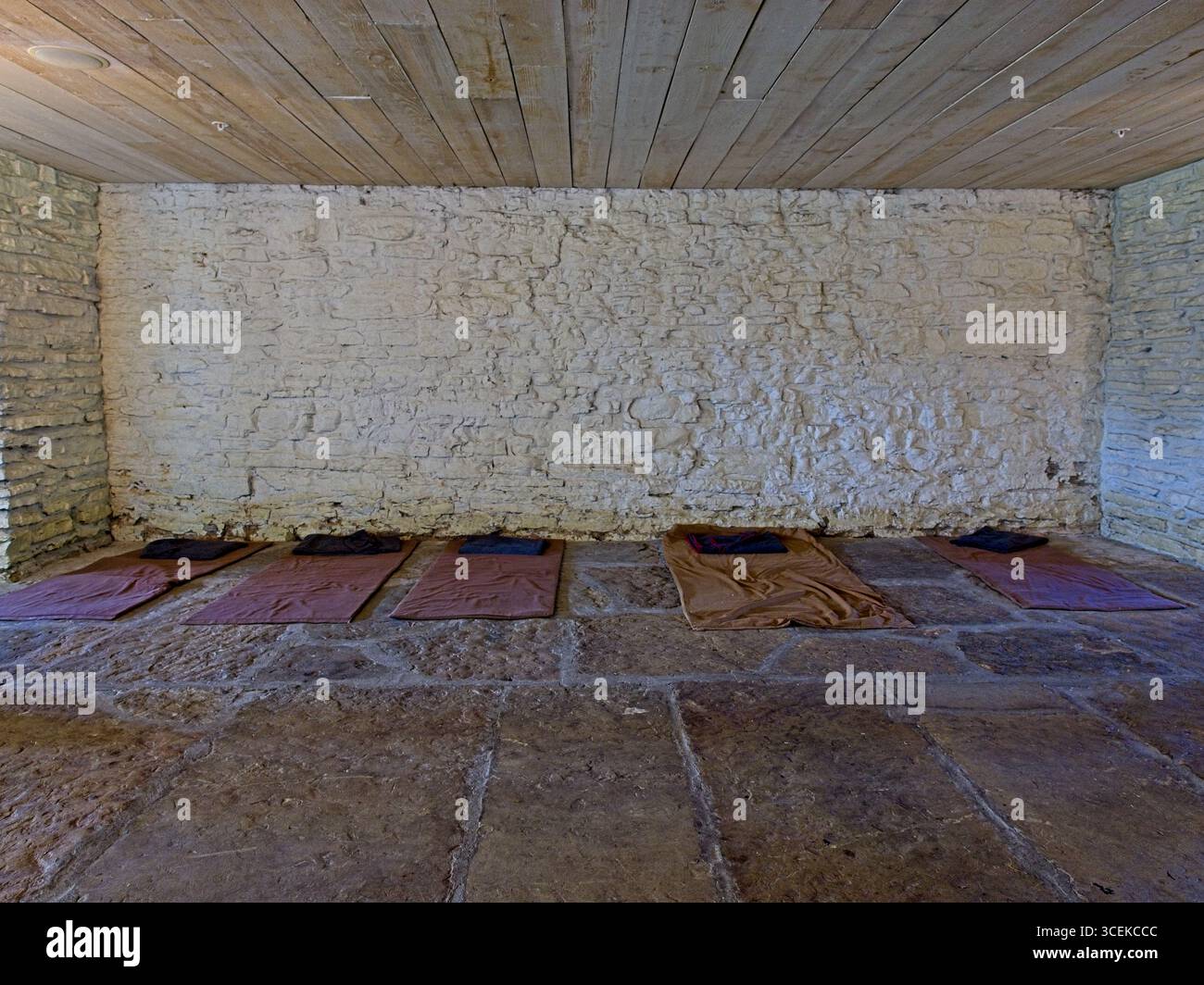 Des lits alignés sur le plancher de la cellule de prison à l'intérieur du palais de justice Frontier et de la prison au lieu historique national de Fort Smith — Fort Smith, AR, mai 2025 Banque D'Images