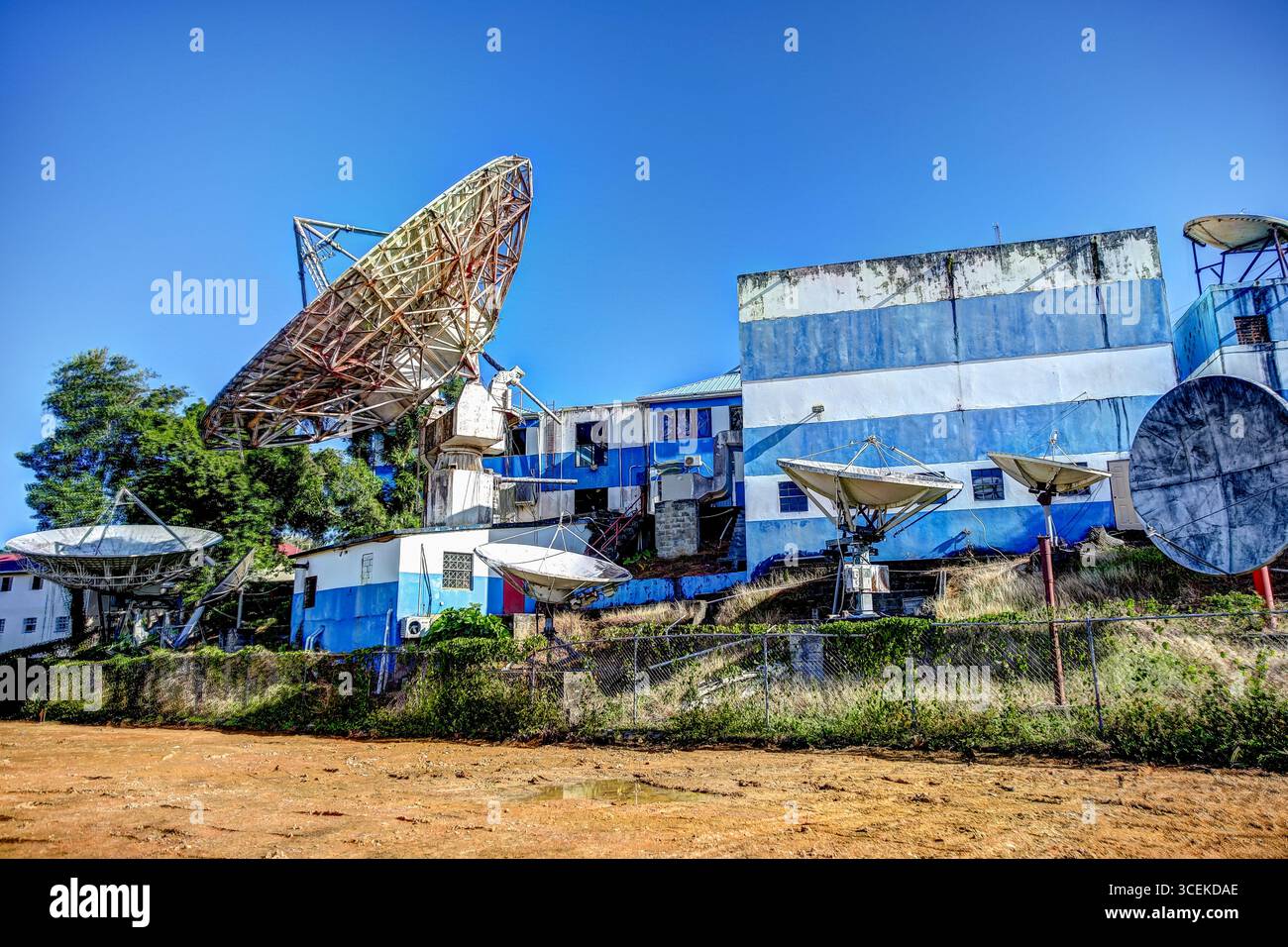 Castries, Lucia — 27 décembre 2015 : de grandes antennes paraboliques altérées dans une installation de télécommunications abandonnée à l'extérieur de Castries. Banque D'Images