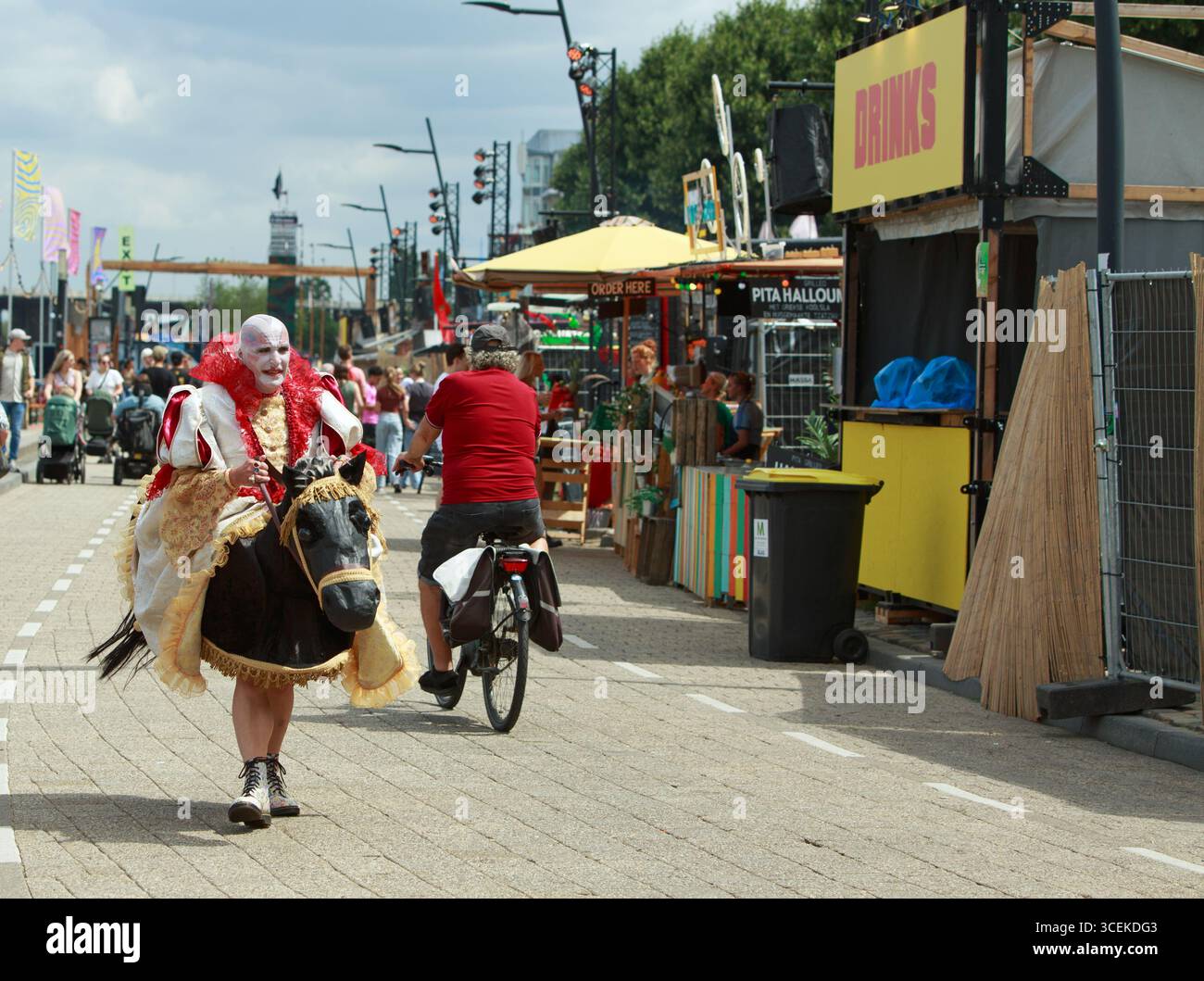 Njimegan, pays-bas 17-07-25. Un mâle maquillé vêtu d'un costume de cheval célébrant la fierté et la liberté. Le festival a lieu chaque année et moi Banque D'Images