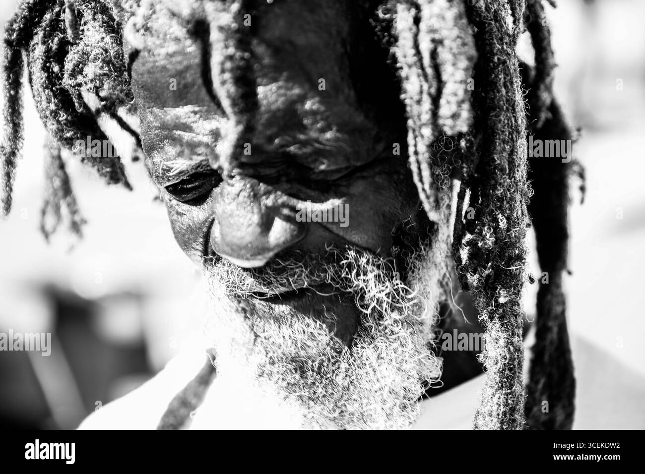 Morgan Bay, Sainte-Lucie - 27 décembre 2015 : un rastafarien local sur la plage de Soufrière, Sainte-Lucie Banque D'Images