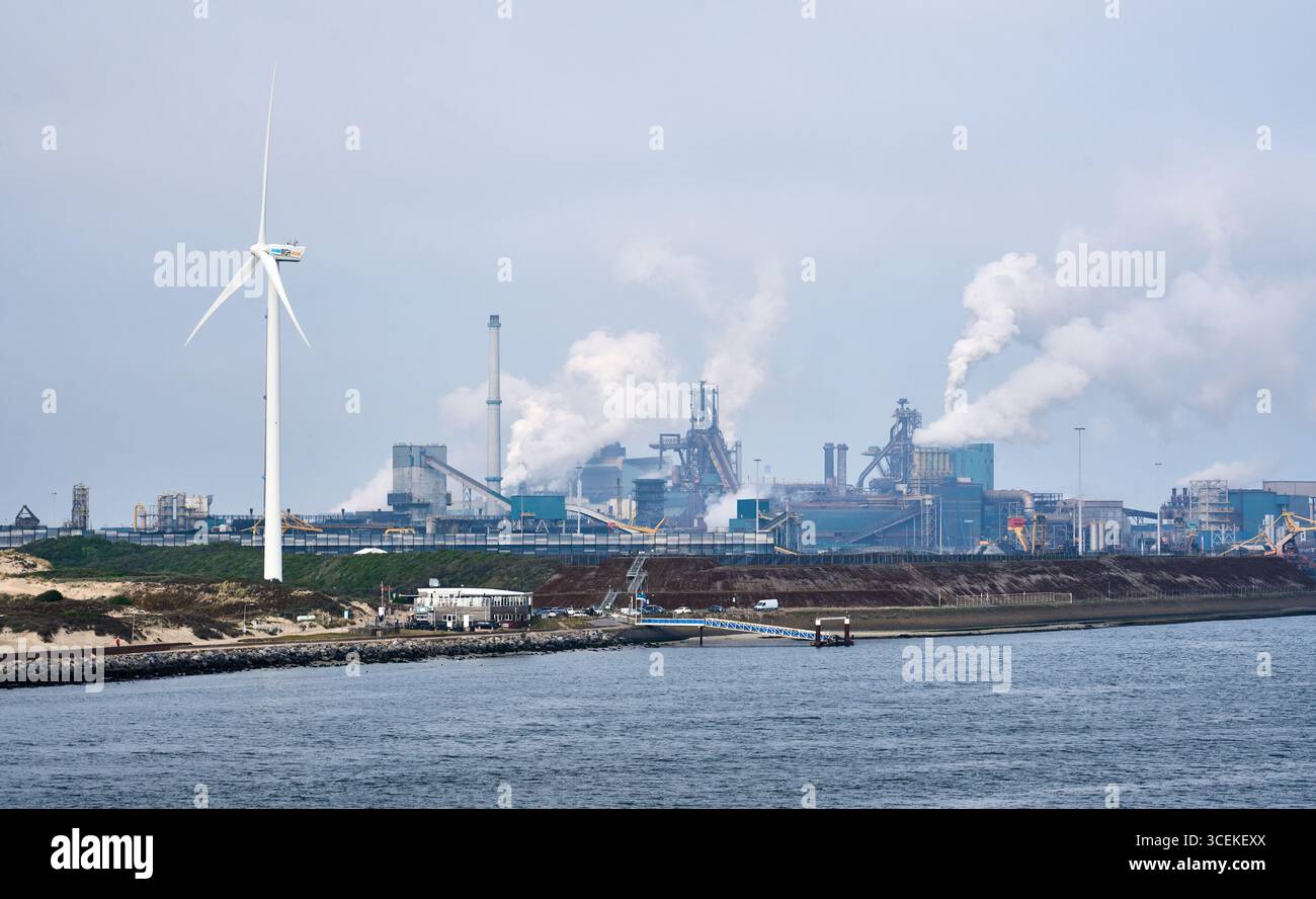 Entrée du port avec brise-vague et phare et raffineries de pétrole en arrière-plan à Ilmuiden, Amsterdam, pays-Bas Banque D'Images