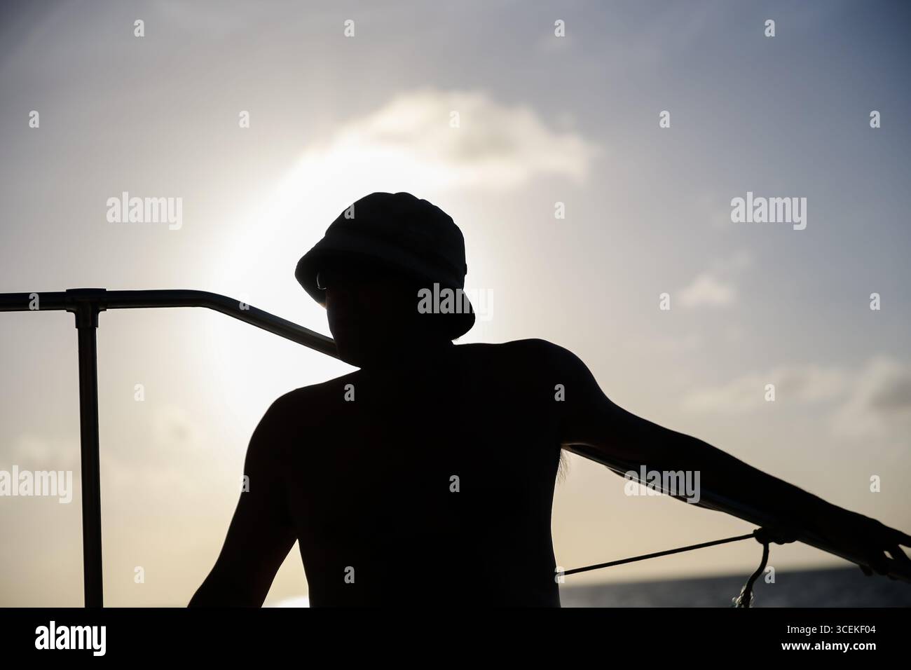Morgan Bay, Sainte Lucie - 22 décembre 2015 : un homme en silhouette sur un catamaran en parfait Lucia Banque D'Images