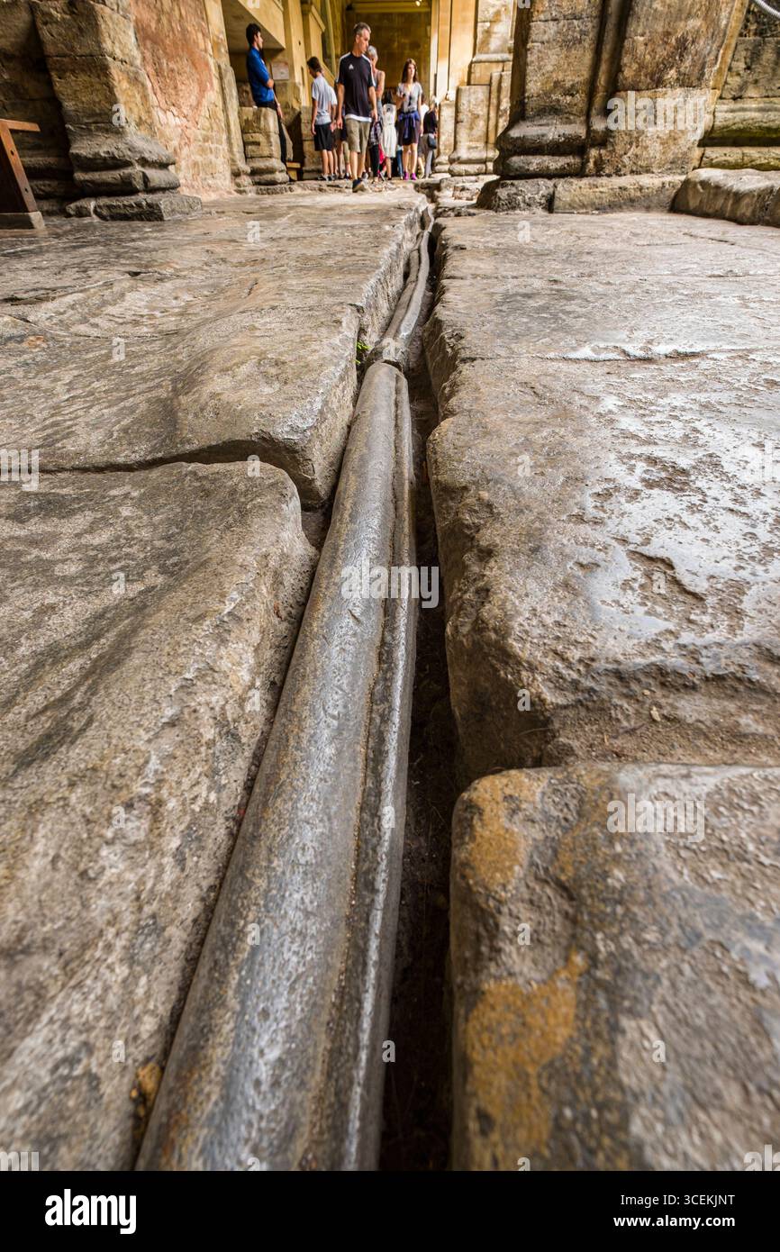 Tuyaux en plomb romain se jeter à l'eau chaude de la Source Sacrée de la grande baignoire, baignoire, Somerset, England, United Kingdom Banque D'Images