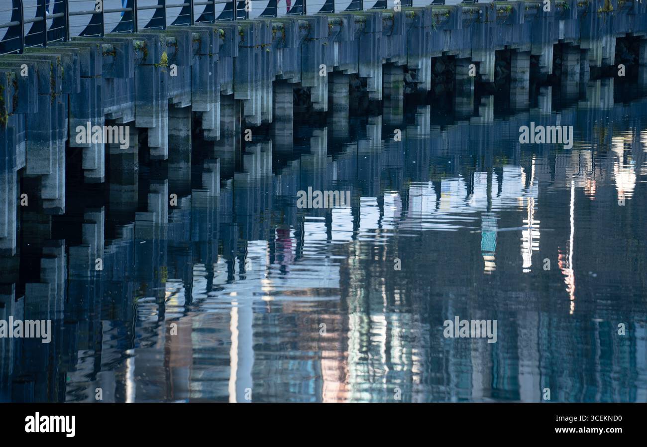 Réflexion dans l'eau dans le quai au front de mer de Vancouver formes rectangulaires de poteaux en béton reflétant dans l'eau image horizontale du motif dans l'eau Banque D'Images