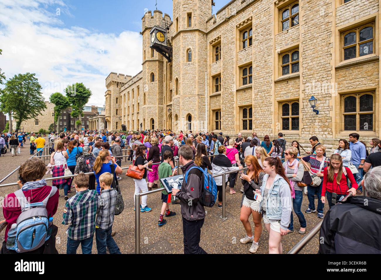 Les gens en file pour entrer dans la Jewel House pour voir les joyaux de la Couronne du Royaume-Uni, de l'intérieur Ward, La Tour de Londres, Tower Hamlets, London, en Banque D'Images