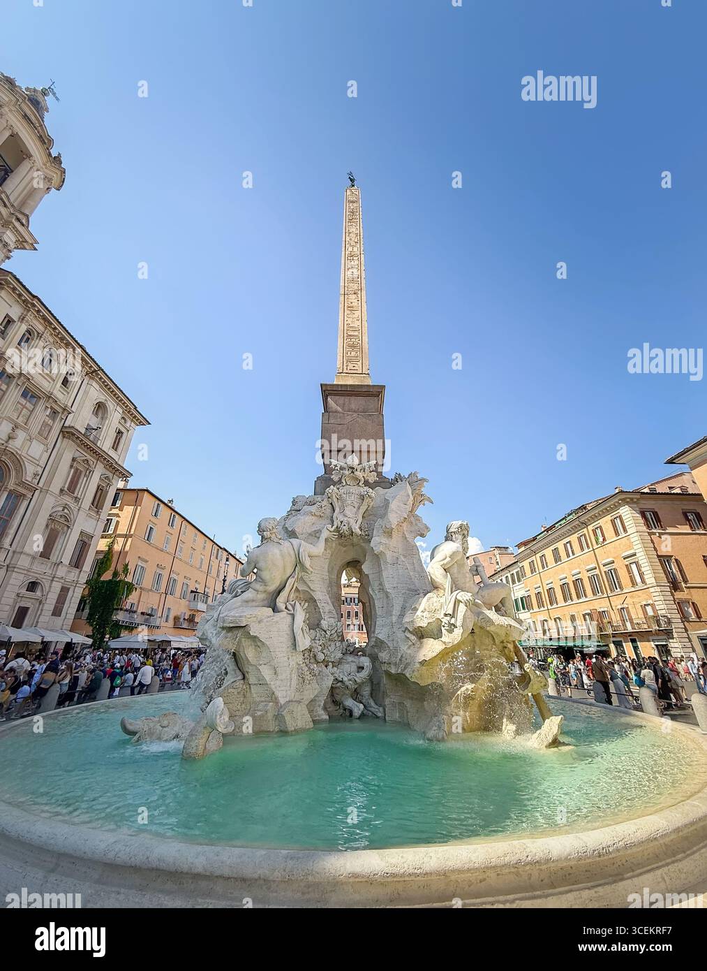 Chef-d'œuvre baroque emblématique du Bernin, la Fontaine des quatre Rivières domine la Piazza Navona à Rome, en Italie. Il comporte un obélisque central et al Banque D'Images