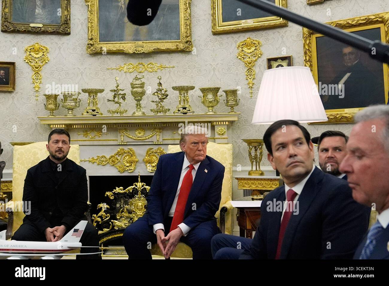 President Donald Trump listens to a question from a reporter as he meets with Ukraine's President Volodymyr Zelenskyy in the Oval Office at the White House, Monday, Aug. 18, 2025, in Washington, from right Steve Witkoff, special envoy to the Middle East,, Secretary of State Marco Rubio and Vice President JD Vance listen. (AP Photo/Julia Demaree Nikhinson) Banque D'Images