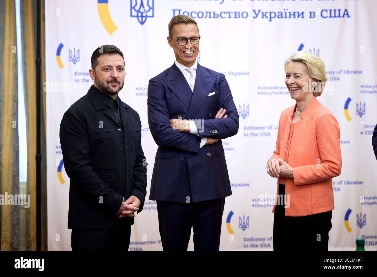 Washington, États-Unis. 18 août 2025. Le président ukrainien Volodymyr Zelenskyy, à gauche, discute avec le président finlandais Alexander Stubb, au centre, et la présidente de la Commission européenne Ursula von der Leyen, à droite, avant une réunion stratégique avec les dirigeants européens à l'ambassade d'Ukraine, le 18 août 2025 à Washington, DC la réunion est en préparation pour des réunions avec le président américain Donald Trump plus tard dans la journée. Crédit : Présidence ukrainienne/Bureau de presse présidentiel ukrainien/Alamy Live News Banque D'Images