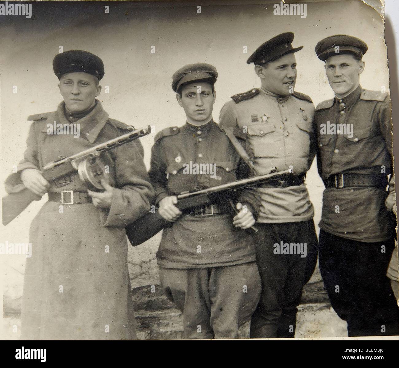Hongrie 1944 seconde Guerre mondiale. Quatre officiers de l'armée soviétique en uniforme se tiennent ensemble. Deux d'entre eux tiennent des armes. L'un des hommes porte un chapeau. Banque D'Images