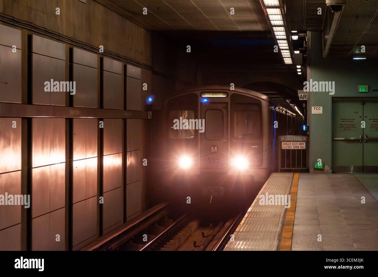 HOLLYWOOD, CALIFORNIE, États-Unis : un train arrive à la station de métro LA Metro à Hollywood & Highland à Hollywood, Californie le 3,2012 novembre. © Lee Banque D'Images
