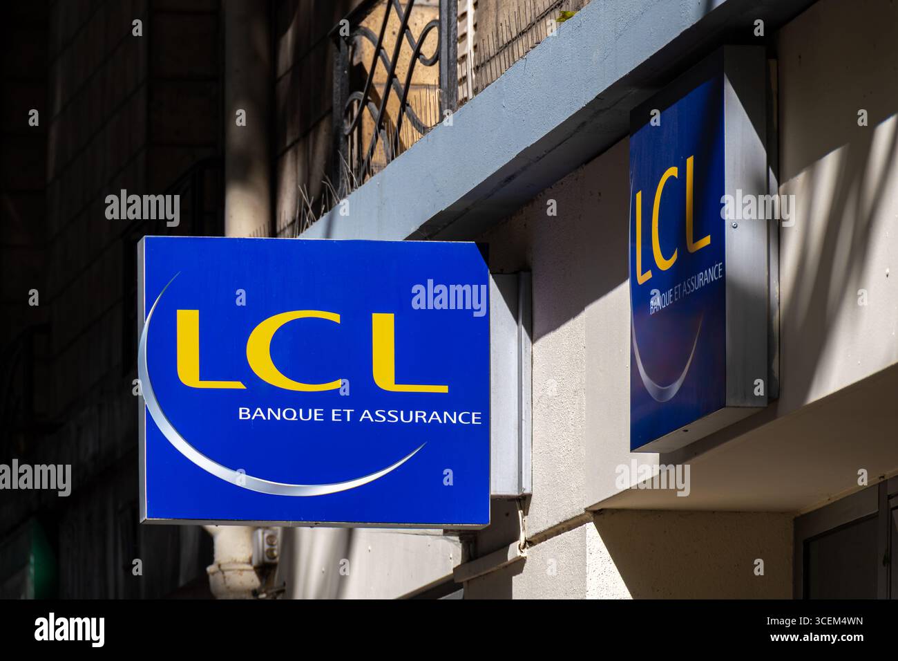 Enseigne et logo à l'extérieur d'une succursale LCL à Paris, France. LCL, anciennement crédit Lyonnais, est une banque française, filiale de crédit agricole S.A. Banque D'Images
