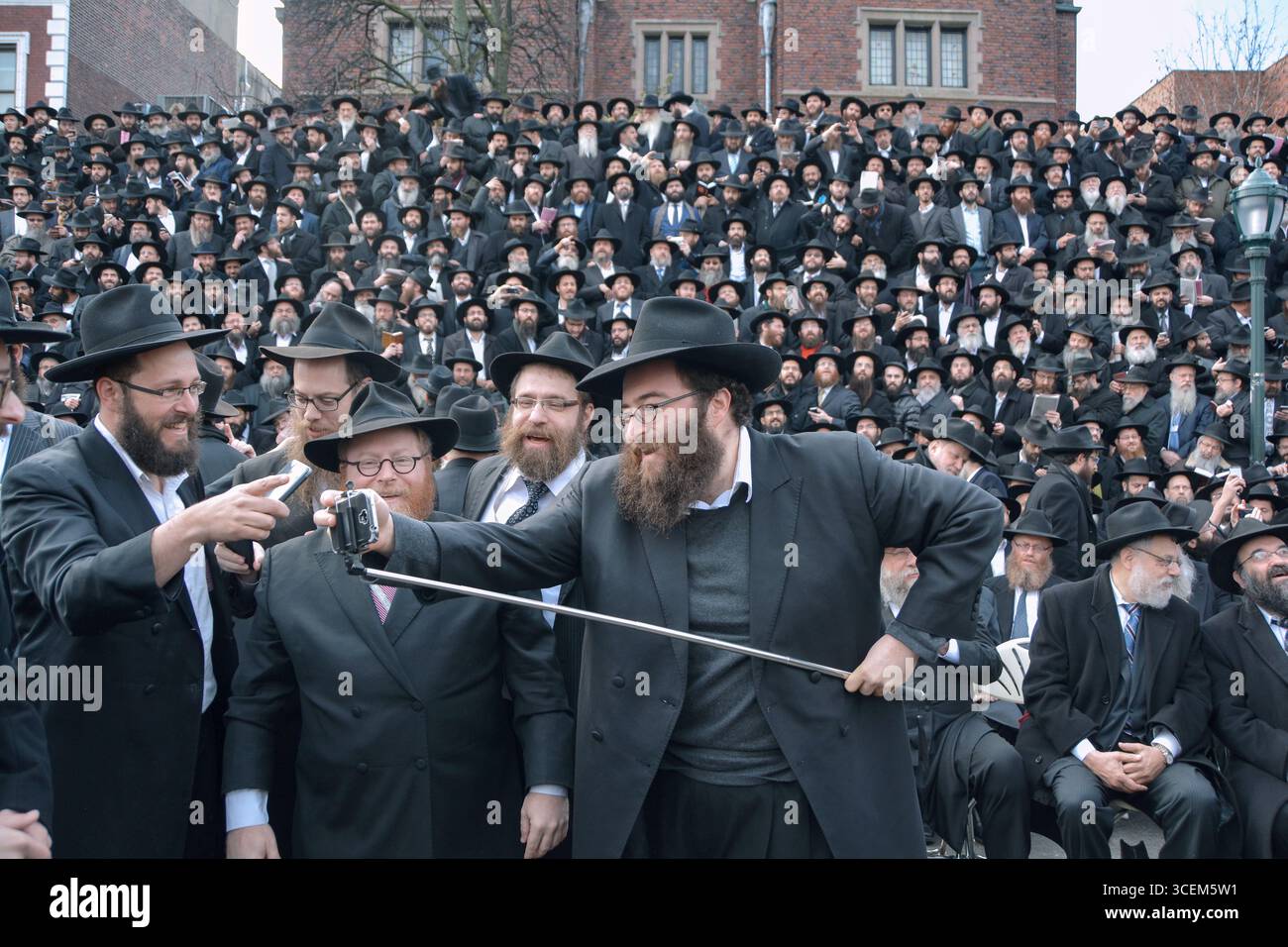 Lors de la réunion des émissaires Chabad en 2014 à Brooklyn, des rabbins se préparent pour un selfie de groupe. Banque D'Images