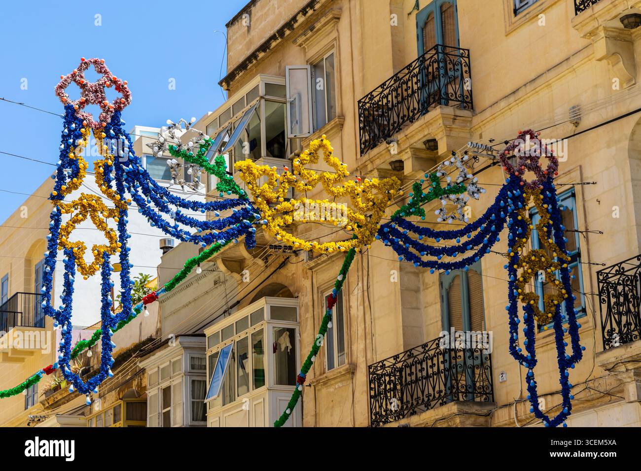 Décorations religieuses du festival de karti tat-tajr dans une rue à Ta' Xbiex, Malte Banque D'Images