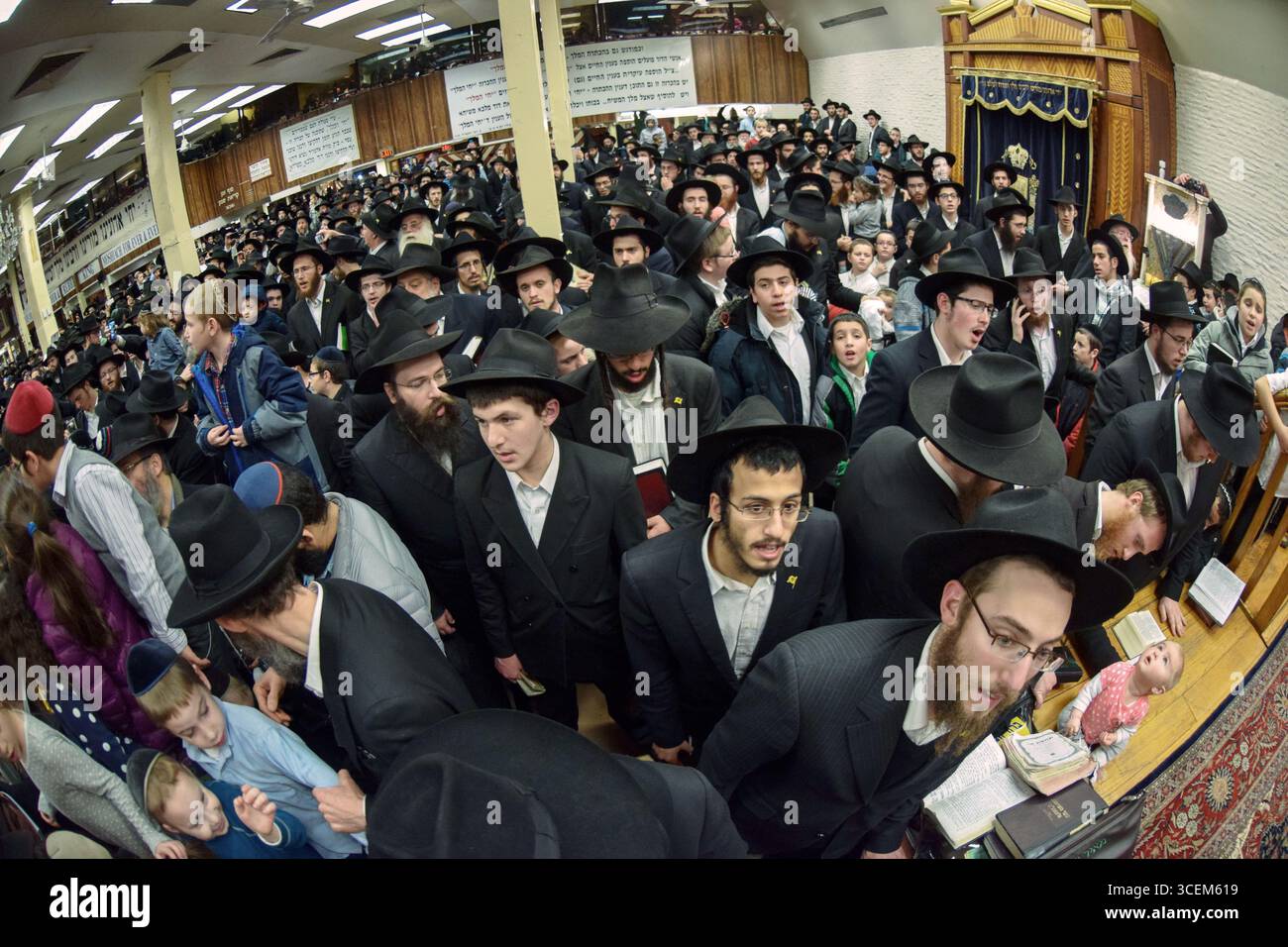 Une foule débordante à la synagogue principale de Lubavitch attend l'allumage des bougies de Channukah en décembre 2014, Banque D'Images