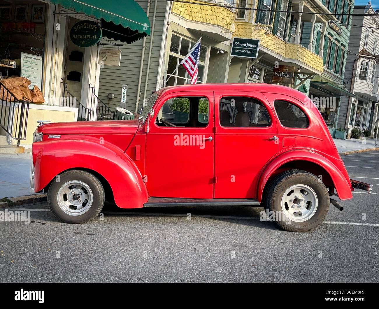 Une Ford Prefect rouge de 1951, une voiture britannique importée du Royaume-Uni. À Katonah, Westchester, New York. Banque D'Images