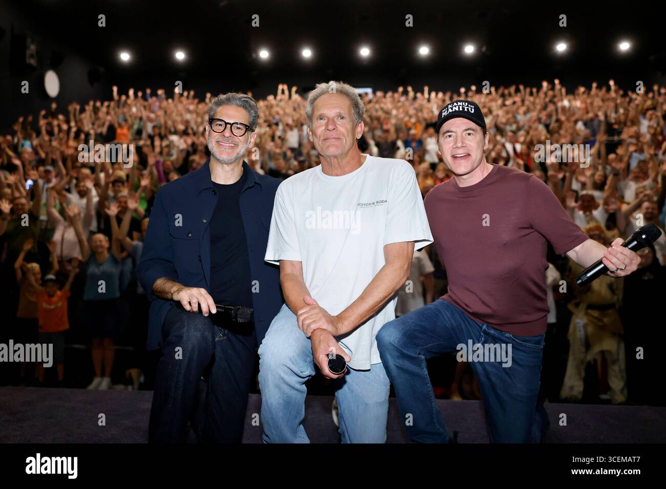 Die Schauspieler Rick Kavanian, Christian Tramitz und Michael Bully Herbig BEI der Kino-Tour zu ihrem neuen film Das Kanu des Manitu im Cineplex Kino. Leverkusen, 18.08.2025 NRW Deutschland *** acteurs Rick Kavanian, Christian Tramitz et Michael Bully Herbig en tournée cinématographique pour leur nouveau film Das Kanu des Manitu au Cineplex Kino Leverkusen, 18 08 2025 NRW Allemagne Copyright : xChristophxHardtx Banque D'Images