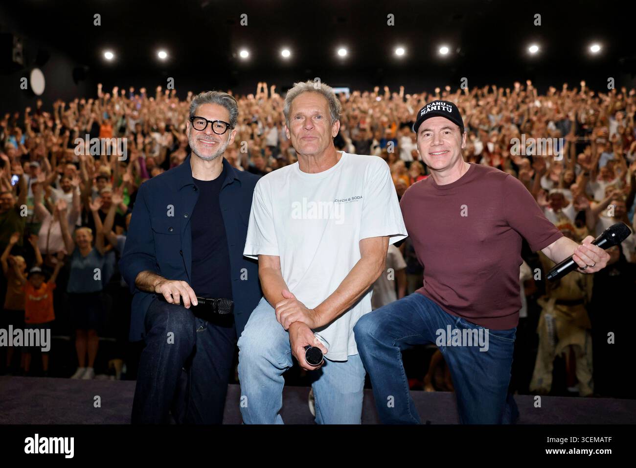 Die Schauspieler Rick Kavanian, Christian Tramitz und Michael Bully Herbig BEI der Kino-Tour zu ihrem neuen film Das Kanu des Manitu im Cineplex Kino. Leverkusen, 18.08.2025 NRW Deutschland *** acteurs Rick Kavanian, Christian Tramitz et Michael Bully Herbig en tournée cinématographique pour leur nouveau film Das Kanu des Manitu au Cineplex Kino Leverkusen, 18 08 2025 NRW Allemagne Copyright : xChristophxHardtx Banque D'Images