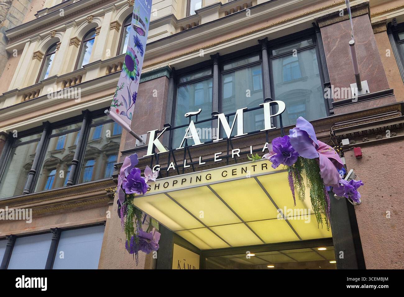 Helsinki, Finlande - 17 août 2025 : centre commercial Kämp Galleria - Image de stock capturée avec un smartphone