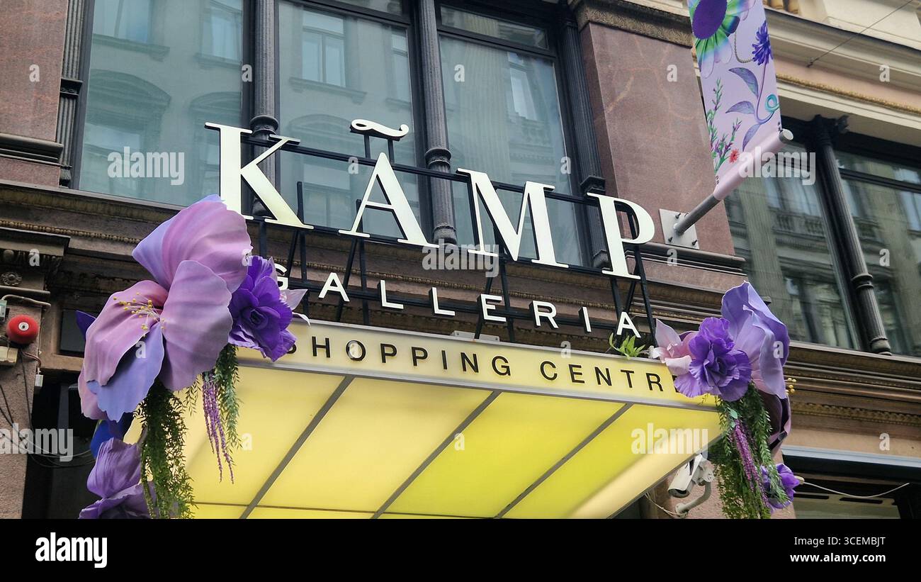 Helsinki, Finlande - 17 août 2025 : centre commercial Kämp Galleria - Image de stock capturée avec un smartphone
