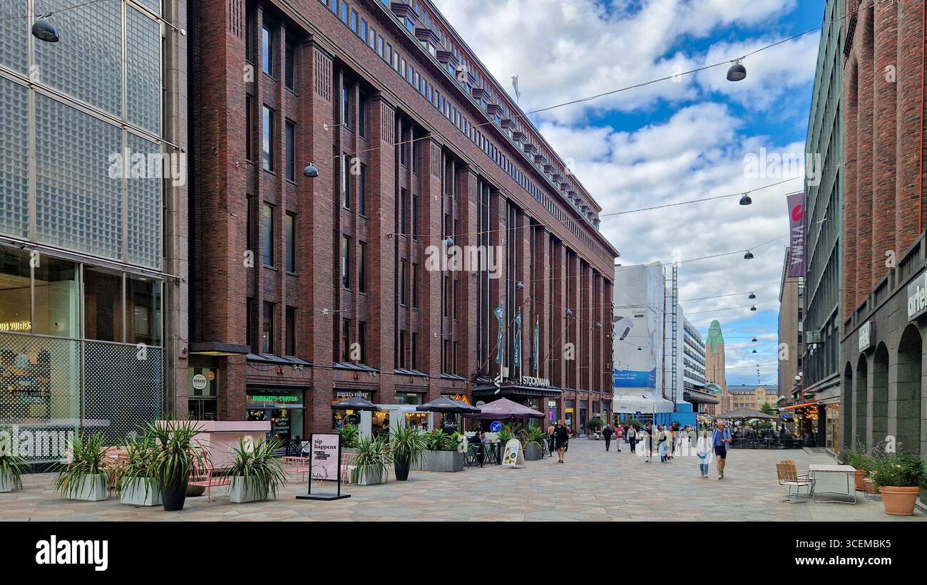 Helsinki, Finlande - 17 août 2025 : le magasin phare de Stockmann, Helsinki, couvre 50 000 mètres carrés d'espace commercial. - Image de stock capturée avec un smartphone