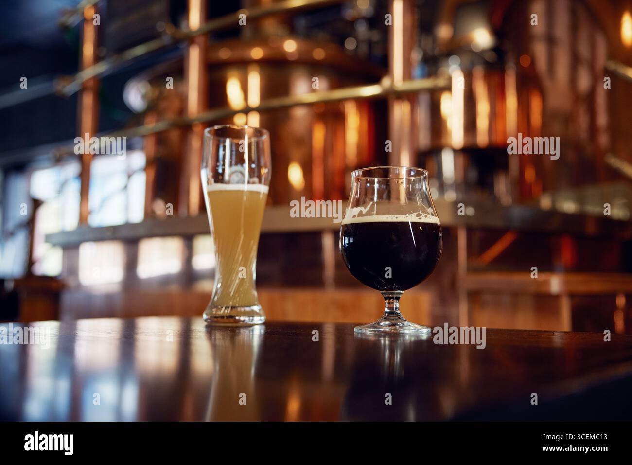 Deux verres de bière froids sont confortablement assis sur un comptoir de bar Banque D'Images