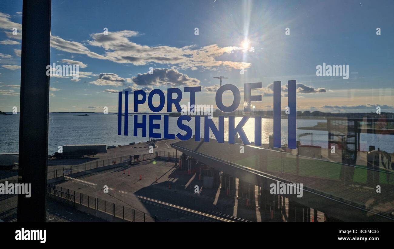 Helsinki, Finlande - 17 août 2025 : le port de l'Ouest (finnois : Länsisatama) le port de passagers et de fret. - Image de stock capturée avec un smartphone