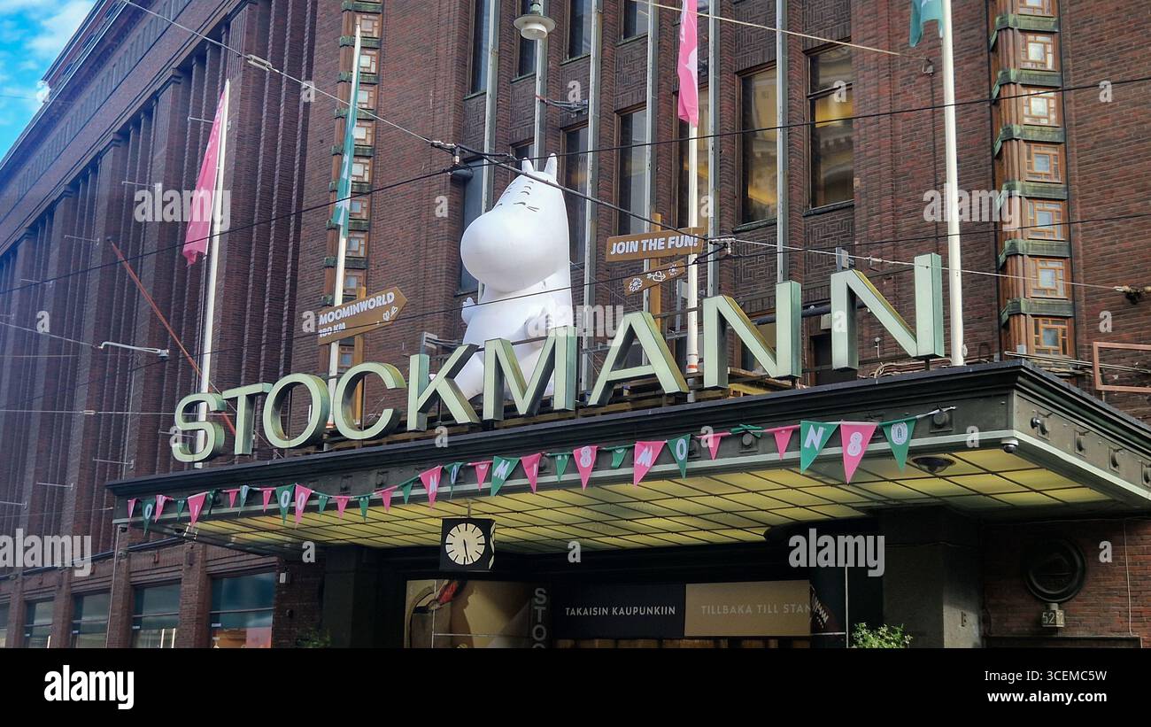 Helsinki, Finlande - 17 août 2025 : le magasin phare de Stockmann, Helsinki, couvre 50 000 mètres carrés d'espace commercial. - Image de stock capturée avec un smartphone
