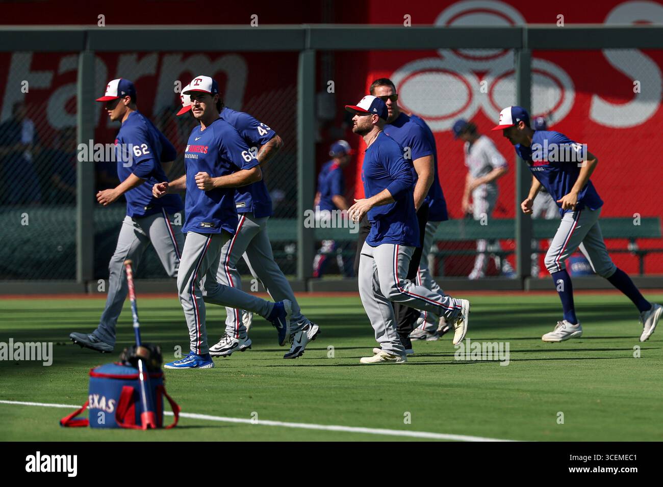 August 18, 2025: Texas Rangers players warm up before a baseball game against the Kansas City Royals at Kauffman Stadium in Kansas City, MO. David Smith/CSM (Credit Image: © David Smith/Cal Sport Media) (Cal Sport Media via AP Images) Banque D'Images