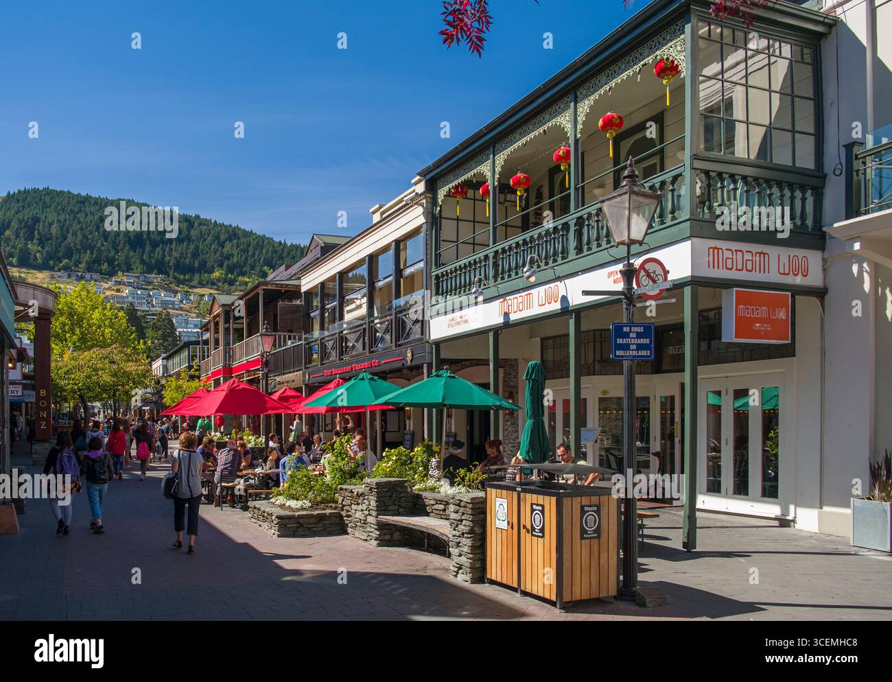 Boutiques et restaurants le long de Mall Street, Queenstown, Otago, île du Sud, Nouvelle-Zélande Banque D'Images