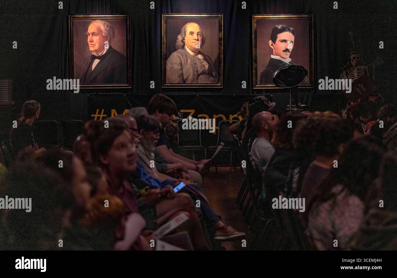 Bellingham, Washington, États-Unis. 16 août 2025. Portraits de THOMAS EDISON, BENJAMIN FRANKLIN et NIKOLA TESLA au Spark Museum of Electrical invention. Le musée abrite une collection de classe mondiale d'artefacts représentant le développement historique de l'électricité, de la radio et des premières technologies.(image crédit : © Brian Cahn/ZUMA Press Wire) USAGE ÉDITORIAL SEULEMENT ! Non destiné à UN USAGE commercial ! Banque D'Images