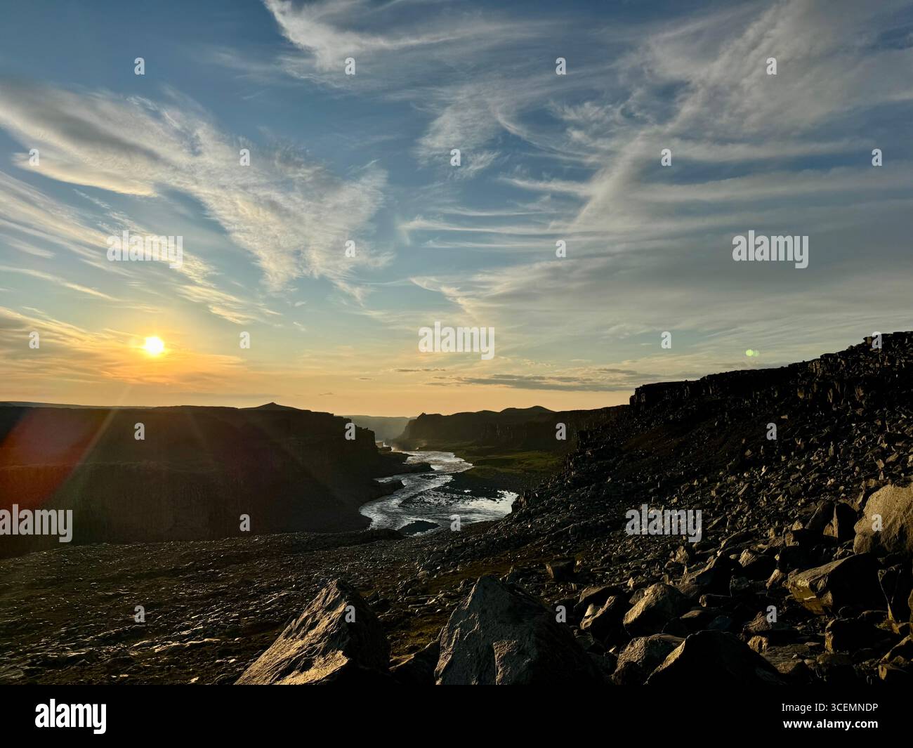 Eau de fonte glaciaire de la rivière Jökulsá á Fjöllum qui coule dans le canyon entre Dettifoss et Hafraglifoss cascades au coucher du soleil Banque D'Images