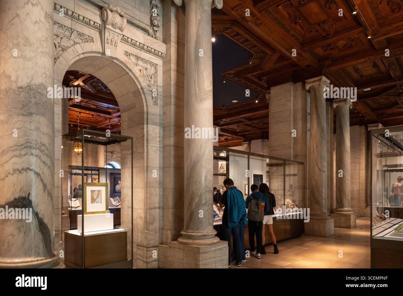 Les visiteurs de la bibliothèque publique de New York regardent des expositions de souvenirs célèbres Banque D'Images