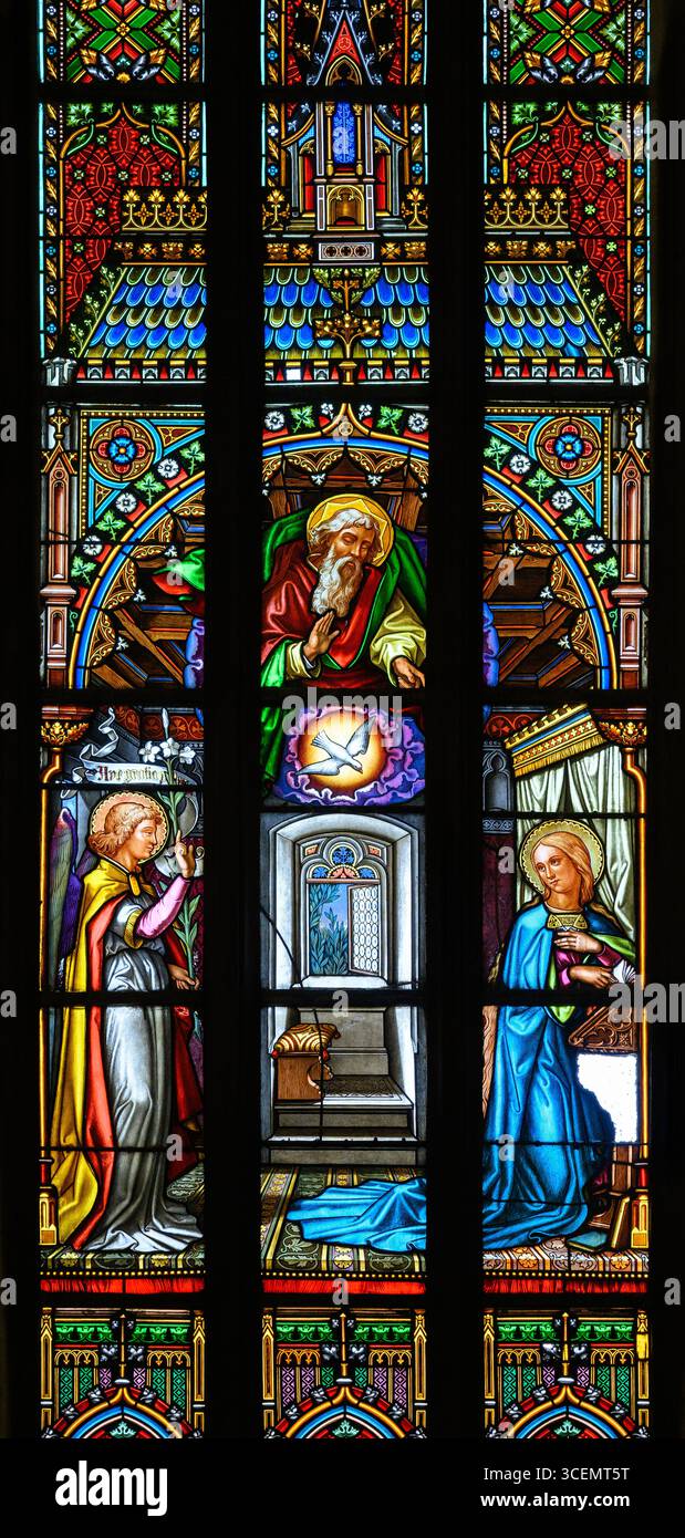 L'Annonciation (à la Vierge Marie par Gabriel l'Archange). Un vitrail dans la cathédrale Saint-Martin, Bratislava, Slovaquie. Banque D'Images