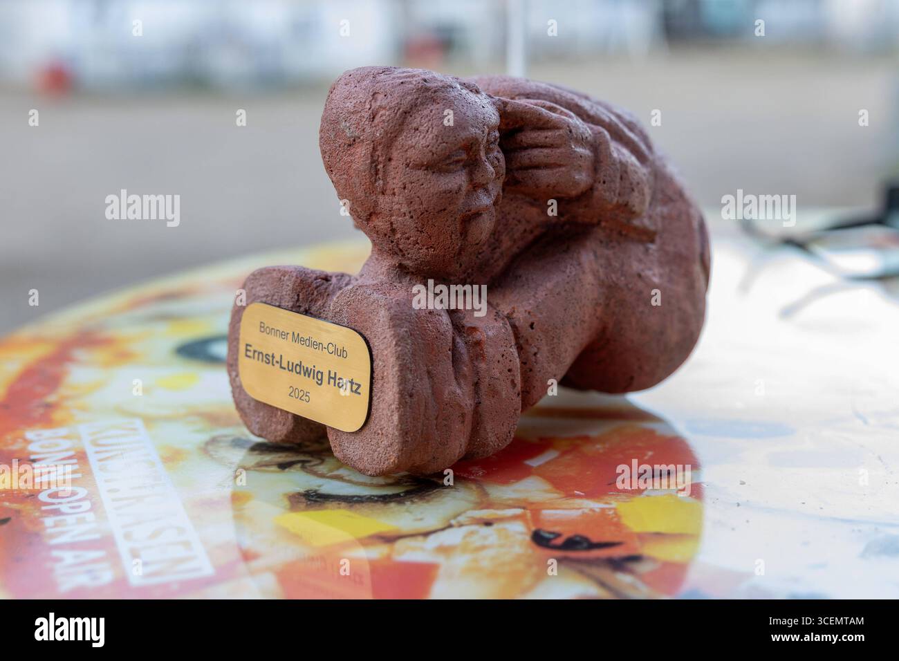 Bröckemännche-Preis 2025 für Bonner Konzertveranstalter Ernst Ludwig Hartz Der Bonner Medien-Club verleiht den Bröckemännche-Preis 2025 an den Konzertveranstalter Ernst-Ludwig Ernest Hartz. Mit der Auszeichnung würdigt der BMC Hartz jahrzehntelangen Einsatz für die Bonner Livekultur. Die Preisverleihung findet auf dem KunstRasen in Bonn Gronau statt. Die Laudatio hält BAP-Frontmann Wolfgang Niedecken. Bonn Gronau Nordrhein-Westfalen Deutschland *** Prix Bröckemännche 2025 pour le promoteur de concerts de Bonn Ernst Ludwig Hartz le Bonn Media Club décerne le Prix Bröckemännche 2025 au promoteur de concerts E. Banque D'Images