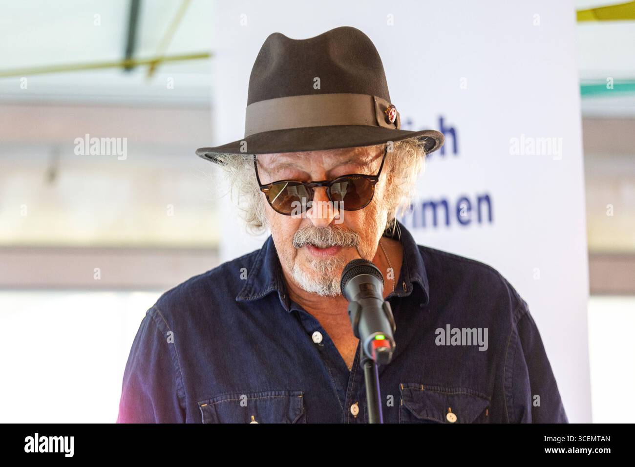 Bröckemännche-Preis 2025 für Bonner Konzertveranstalter Ernst Ludwig Hartz Laudatio von BAP Frontmann Wolfgang NIEDECKEN - Der Bonner Medien-Club verleiht den Bröckemännche-Preis 2025 an den Konzertveranstalter Ernst-Ludwig Ernest Hartz. Mit der Auszeichnung würdigt der BMC Hartz jahrzehntelangen Einsatz für die Bonner Livekultur. Die Preisverleihung findet auf dem KunstRasen in Bonn Gronau statt. Die Laudatio hält BAP-Frontmann Wolfgang Niedecken. Bonn Gronau Nordrhein-Westfalen Deutschland *** Bröckemännche Prix 2025 pour le promoteur de concert de Bonn Ernst Ludwig Hartz discours élogieux par BAP front Banque D'Images