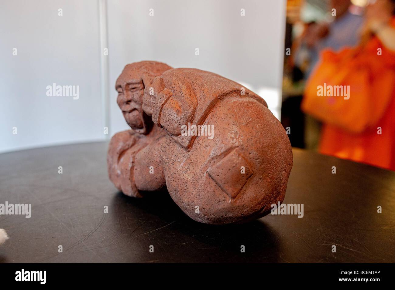 Bröckemännche-Preis 2025 für Bonner Konzertveranstalter Ernst Ludwig Hartz Der Bonner Medien-Club verleiht den Bröckemännche-Preis 2025 an den Konzertveranstalter Ernst-Ludwig Ernest Hartz. Mit der Auszeichnung würdigt der BMC Hartz jahrzehntelangen Einsatz für die Bonner Livekultur. Die Preisverleihung findet auf dem KunstRasen in Bonn Gronau statt. Die Laudatio hält BAP-Frontmann Wolfgang Niedecken. Bonn Gronau Nordrhein-Westfalen Deutschland *** Prix Bröckemännche 2025 pour le promoteur de concerts de Bonn Ernst Ludwig Hartz le Bonn Media Club décerne le Prix Bröckemännche 2025 au promoteur de concerts E. Banque D'Images