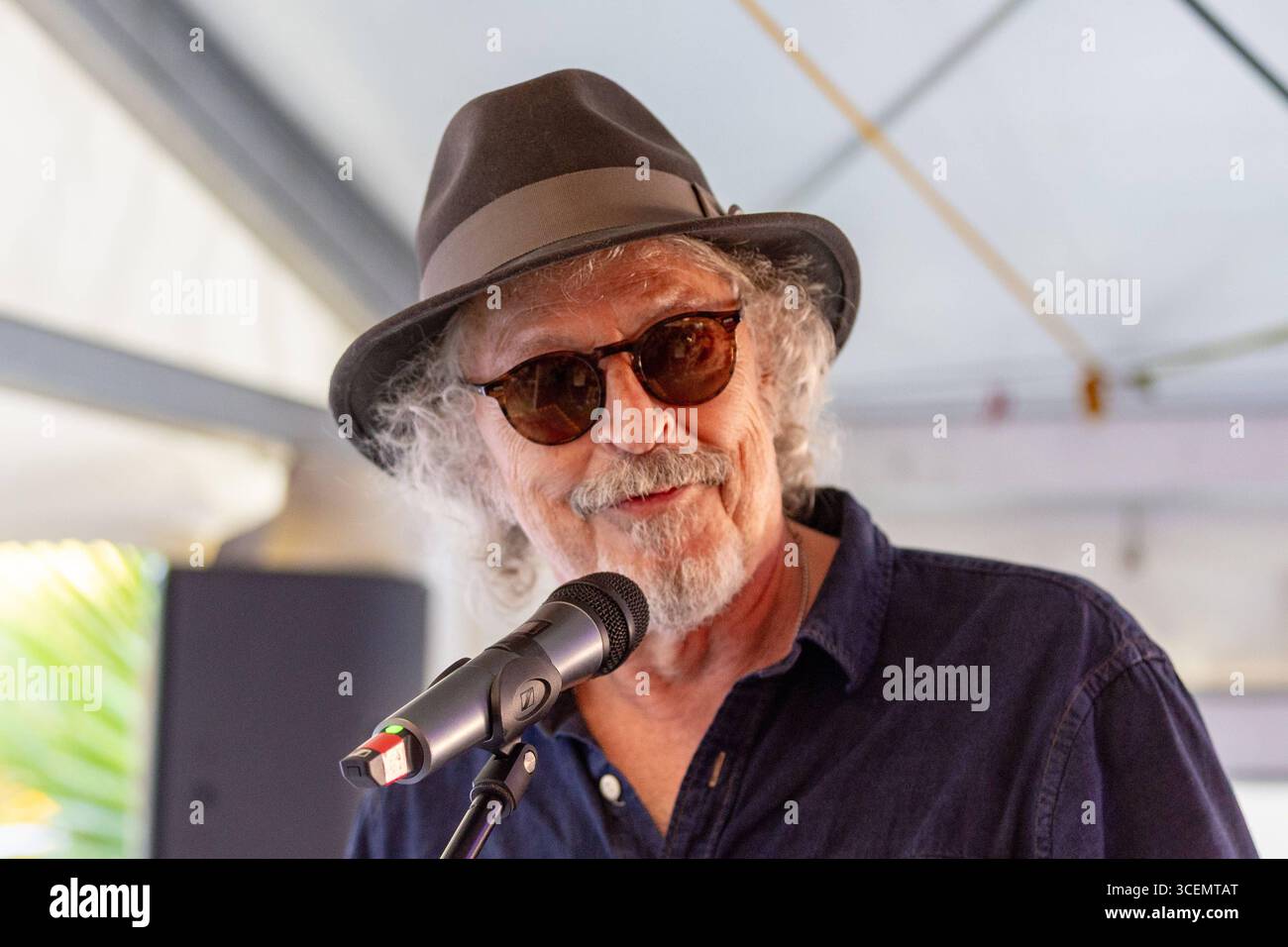 Bröckemännche-Preis 2025 für Bonner Konzertveranstalter Ernst Ludwig Hartz Laudatio von BAP Frontmann Wolfgang NIEDECKEN - Der Bonner Medien-Club verleiht den Bröckemännche-Preis 2025 an den Konzertveranstalter Ernst-Ludwig Ernest Hartz. Mit der Auszeichnung würdigt der BMC Hartz jahrzehntelangen Einsatz für die Bonner Livekultur. Die Preisverleihung findet auf dem KunstRasen in Bonn Gronau statt. Die Laudatio hält BAP-Frontmann Wolfgang Niedecken. Bonn Gronau Nordrhein-Westfalen Deutschland *** Bröckemännche Prix 2025 pour le promoteur de concert de Bonn Ernst Ludwig Hartz discours élogieux par BAP front Banque D'Images