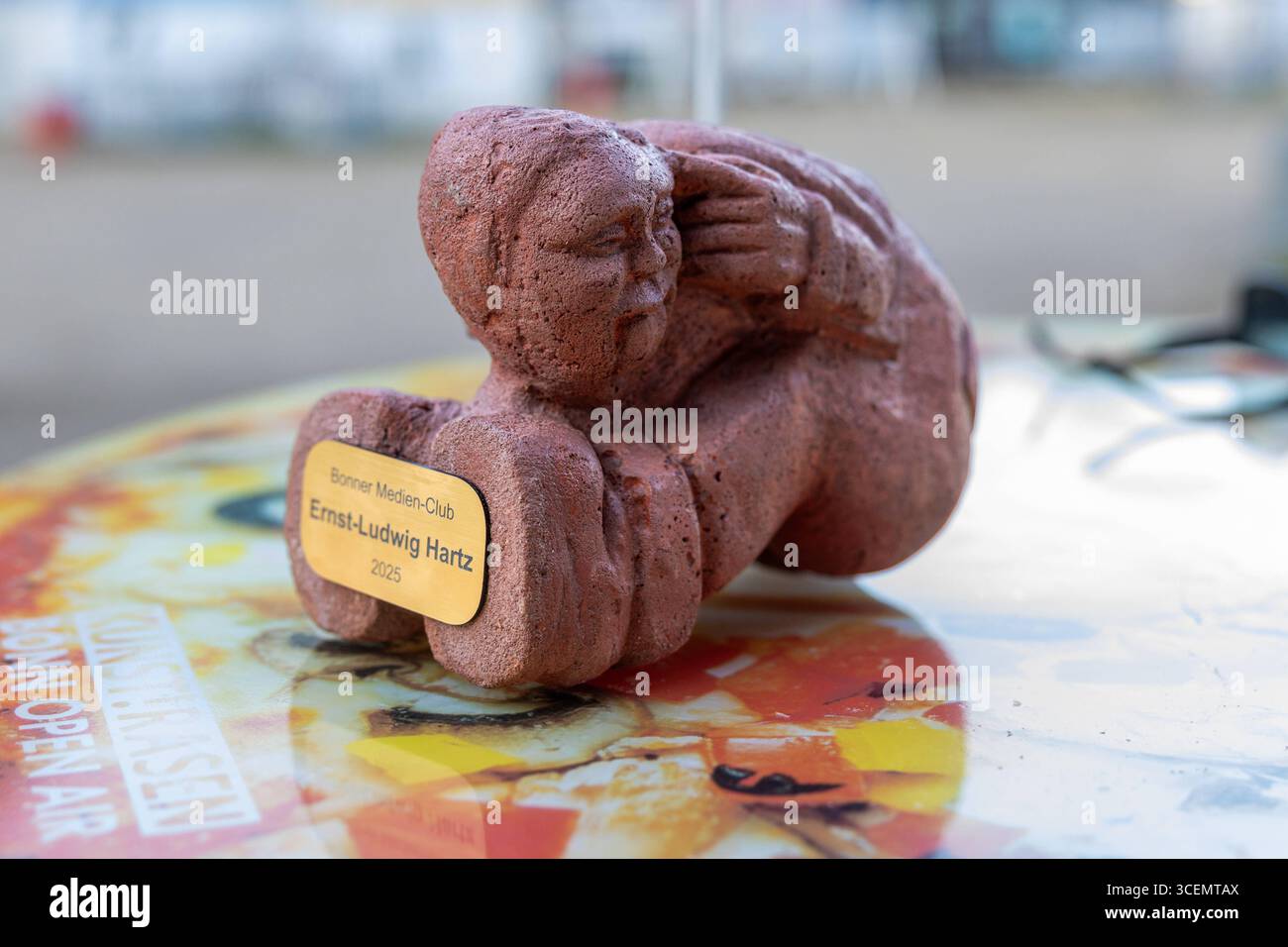 Bröckemännche-Preis 2025 für Bonner Konzertveranstalter Ernst Ludwig Hartz Der Bonner Medien-Club verleiht den Bröckemännche-Preis 2025 an den Konzertveranstalter Ernst-Ludwig Ernest Hartz. Mit der Auszeichnung würdigt der BMC Hartz jahrzehntelangen Einsatz für die Bonner Livekultur. Die Preisverleihung findet auf dem KunstRasen in Bonn Gronau statt. Die Laudatio hält BAP-Frontmann Wolfgang Niedecken. Bonn Gronau Nordrhein-Westfalen Deutschland *** Prix Bröckemännche 2025 pour le promoteur de concerts de Bonn Ernst Ludwig Hartz le Bonn Media Club décerne le Prix Bröckemännche 2025 au promoteur de concerts E. Banque D'Images