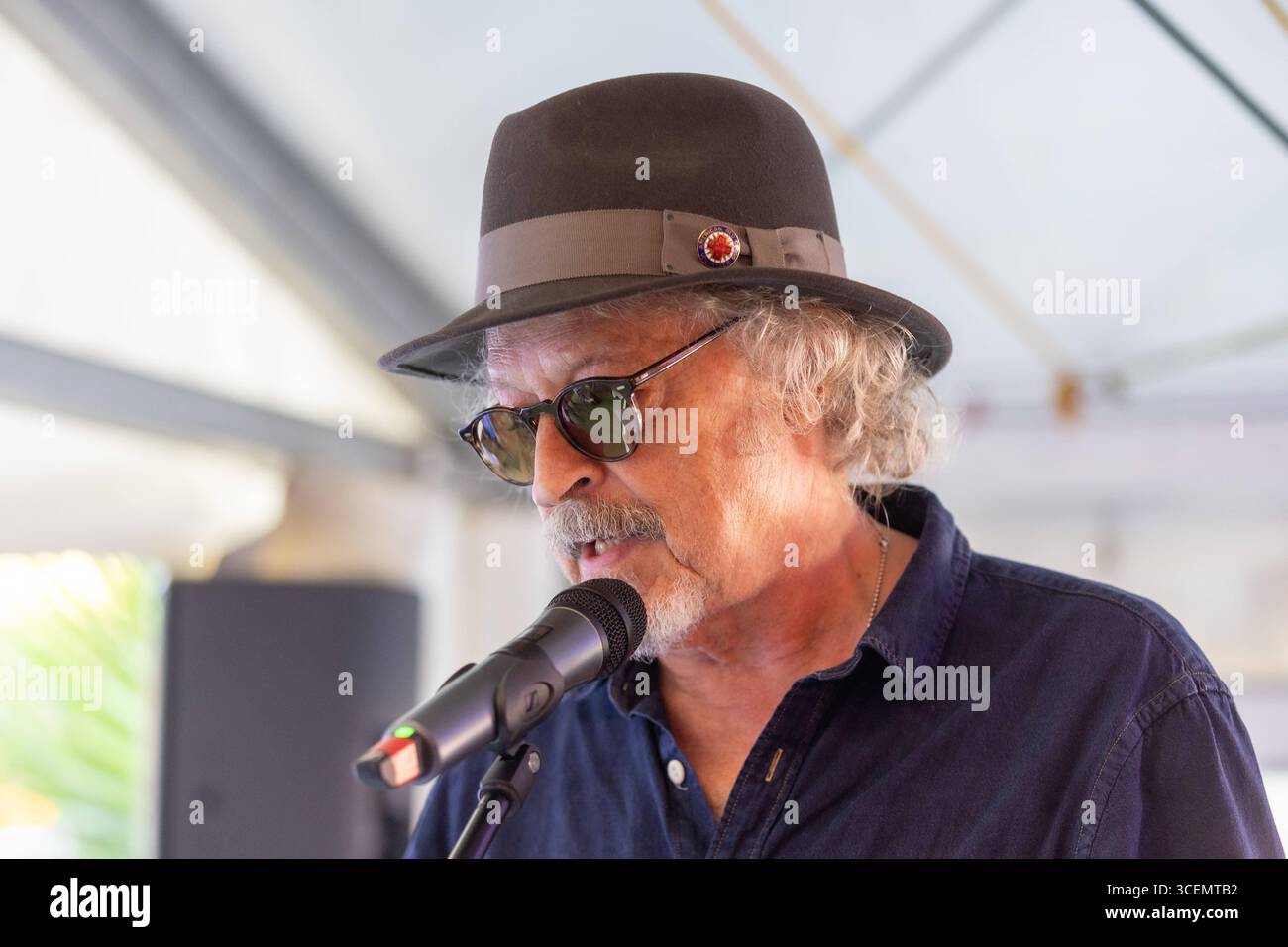 Bröckemännche-Preis 2025 für Bonner Konzertveranstalter Ernst Ludwig Hartz Laudatio von BAP Frontmann Wolfgang NIEDECKEN - Der Bonner Medien-Club verleiht den Bröckemännche-Preis 2025 an den Konzertveranstalter Ernst-Ludwig Ernest Hartz. Mit der Auszeichnung würdigt der BMC Hartz jahrzehntelangen Einsatz für die Bonner Livekultur. Die Preisverleihung findet auf dem KunstRasen in Bonn Gronau statt. Die Laudatio hält BAP-Frontmann Wolfgang Niedecken. Bonn Gronau Nordrhein-Westfalen Deutschland *** Bröckemännche Prix 2025 pour le promoteur de concert de Bonn Ernst Ludwig Hartz discours élogieux par BAP front Banque D'Images