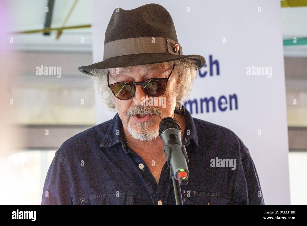 Bröckemännche-Preis 2025 für Bonner Konzertveranstalter Ernst Ludwig Hartz Laudatio von BAP Frontmann Wolfgang NIEDECKEN - Der Bonner Medien-Club verleiht den Bröckemännche-Preis 2025 an den Konzertveranstalter Ernst-Ludwig Ernest Hartz. Mit der Auszeichnung würdigt der BMC Hartz jahrzehntelangen Einsatz für die Bonner Livekultur. Die Preisverleihung findet auf dem KunstRasen in Bonn Gronau statt. Die Laudatio hält BAP-Frontmann Wolfgang Niedecken. Bonn Gronau Nordrhein-Westfalen Deutschland *** Bröckemännche Prix 2025 pour le promoteur de concert de Bonn Ernst Ludwig Hartz discours élogieux par BAP front Banque D'Images