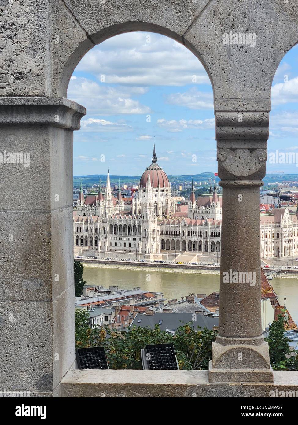 Bâtiment du Parlement hongrois vu à travers les arches du bastion des pêcheurs sur la colline du château Banque D'Images