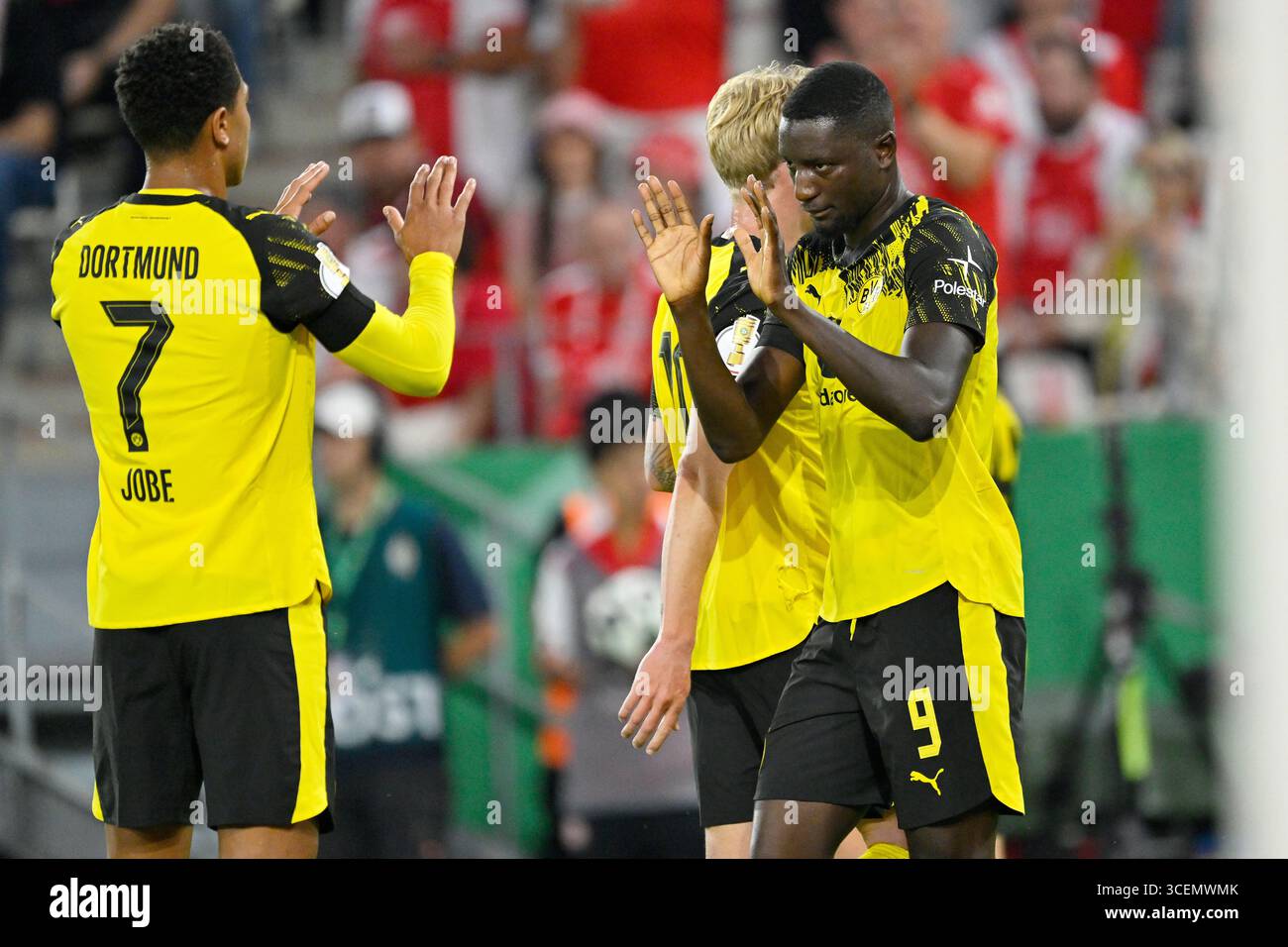 Essen, Allemagne. 18 août 2025. Serhou Guirassy (à droite) de Borussia Dortmund célèbre le but avec ses coéquipiers lors du match du 1er tour de la Coupe d'Allemagne de football entre Rot-Weiss Essen et Borussia Dortmund à Essen, Allemagne, le 18 août 2025. Crédit : Ulrich Hufnagel/Xinhua/Alamy Live News Banque D'Images