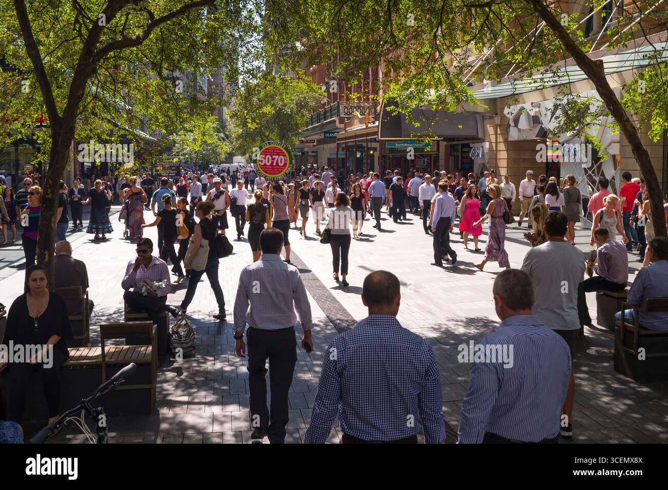 Les gens qui marchent sur Pitt Street Mall, Central Business District, Sydney, New South Wales, Australia Banque D'Images